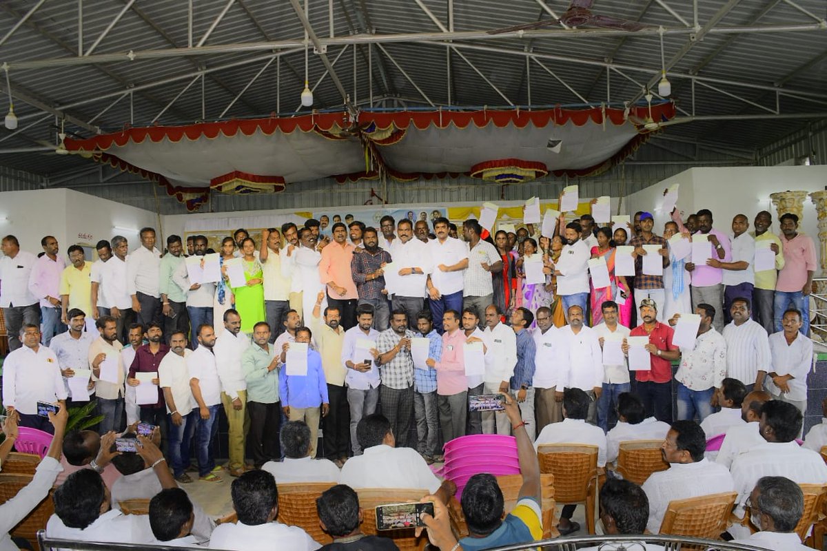 Ravishankar_BRS's tweet photo. చొప్పదండి నియోజకవర్గంలోని గంగాధర,రామడుగు, చొప్పదండి, మల్యాల, కొడిమ్యల మండలాలకు సంబంధించిన  250 మంది లబ్దిదారులకు ఒక్కొక్కరికి 1 లక్ష రూపాయల విలువ గల BC బంధు చెక్కులను పంపిణీ చేయడం జరిగింది.
@KTRBRS 
@SantoshKumarBRS 
@vinodboianpalli 
@RaoKavitha https://t.co/JXGWADYcI3