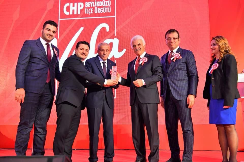 ekrem_imamoglu's tweet photo. CHP Esenler Eski İlçe Başkanımız Şuayip Vardar'ı kaybetmenin üzüntüsünü yaşıyoruz. Allah'tan rahmet; yakınları, sevenleri ve Cumhuriyet Halk Partisi ailemize başsağlığı diliyorum. Kendisini vefa gecemizde misafir etmiş, rahmetli büyüğümüz Fikret Ünlü ile CHP Vefa Ödülü vermiştik. https://t.co/4Z7643Hewh
