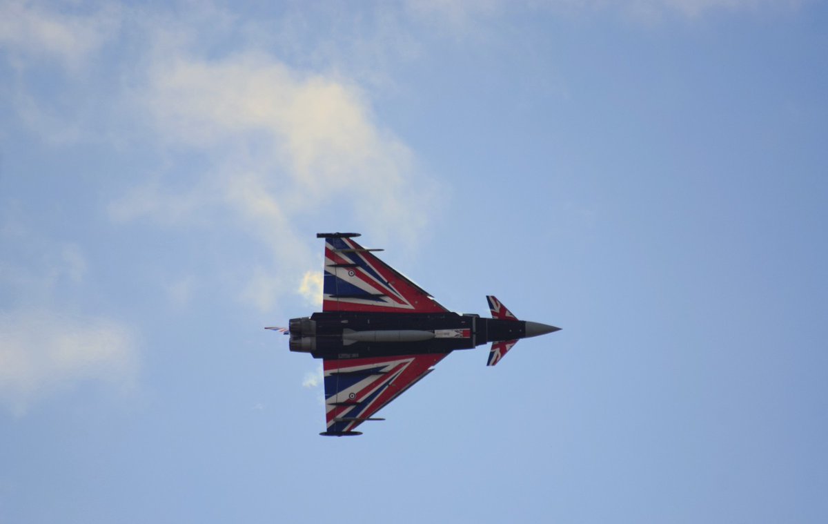 davepyke1's tweet photo. Blackpool airshow,good catch up with @1PJ https://t.co/VUGpmISXAf