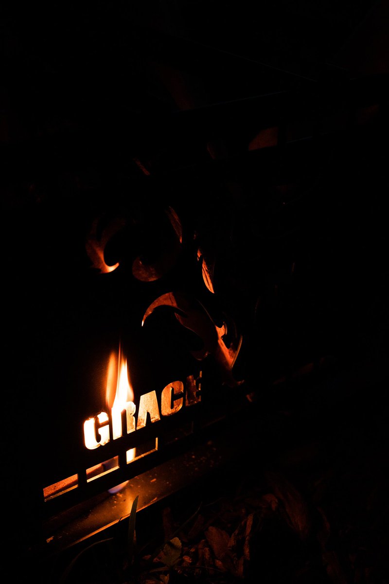 grace_outdoors's tweet photo. GRACEの火吹き棒『火・火・風』で
GRACEの『#名前の無い焚き火台 』の
火種を育てる🔥
どーでしょうか😎?
GRACEロゴから育った炎
素敵でしょ〜🥃🦅✨
#グレイス
#名前の無い焚き火台
#そろそろ不定期再販するかにゃ🔥 https://t.co/6WOpSLyYua