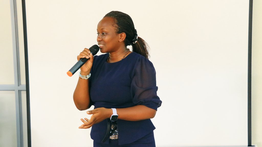 Mrs. Judith bakakimpa the campus administrator at @kiuvarsity presents about servant leadership. She argued we the young leadersto fear God as part of mutual respect and be smart always.
#kiugulidleaders
#exploringtheheights