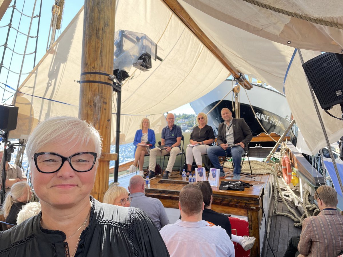Klar for debatt om lærarutdanninga på Ishavsskuta Bertine ⁦@arendalsuka⁩ Kvifor vil ein ikkje bli lærar? Kan vi få nokre gode råd til kva vi gjer her? ⁦@hvl_no⁩ ⁦<a href="/USN_info/">USN</a>⁩