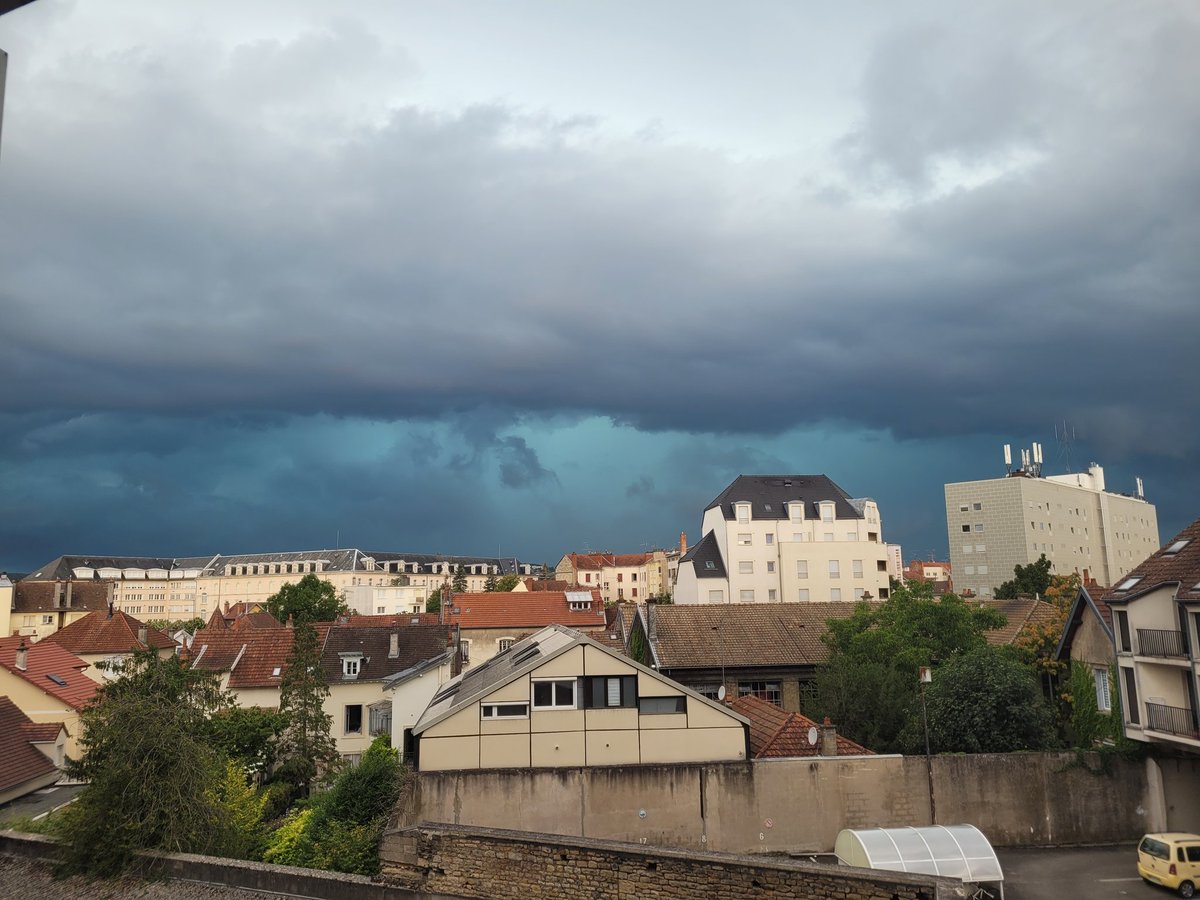 Gerigo974's tweet photo. Bel #orage en approche sur Dijon @KeraunosObs https://t.co/13HdbmzOm4