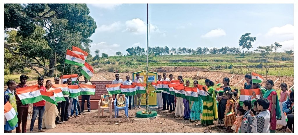 TPMalavalli's tweet photo. ಮಳವಳ್ಳಿ ತಾಲ್ಲೂಕಿನ ಹೆಚ್.ಬಸಾವಪುರ ಗ್ರಾಮ ಪಂಚಾಯತಿ ವ್ಯಾಪ್ತಿಯ ಬಸವನಕಟ್ಟೆ ಅಮೃತ ಸರೋವರ ದಡದ ಮೇಲೆ ಧ್ವಜಾರೋಹಣ ಶಿಲಾಫಲಕ ಅನಾವರಣ ಮತ್ತು ಗ್ರಾಮ ಪಂಚಾಯತಿ ಸಿಬ್ಬಂದಿಗಳು ಮತ್ತು ಸಾರ್ವಜನಿಕರು ಪಂಚ ಪ್ರಾಣ ಶಪಥ ಪ್ರತಿಜ್ಞೆ ವಿಧಿ ಸ್ವೀಕರಿಸಿದರು. ನನ್ನ ಮಣ್ಣು ನನ್ನ ದೇಶ ಮಣ್ಣನ್ನು  ಸಂಗ್ರಹಿಸಿದರು.
@MgnregsK @ZP_Mandya https://t.co/xC055WTvL4