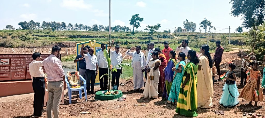 TPMalavalli's tweet photo. ಮಳವಳ್ಳಿ ತಾಲ್ಲೂಕಿನ ಹೆಚ್.ಬಸಾವಪುರ ಗ್ರಾಮ ಪಂಚಾಯತಿ ವ್ಯಾಪ್ತಿಯ ಬಸವನಕಟ್ಟೆ ಅಮೃತ ಸರೋವರ ದಡದ ಮೇಲೆ ಧ್ವಜಾರೋಹಣ ಶಿಲಾಫಲಕ ಅನಾವರಣ ಮತ್ತು ಗ್ರಾಮ ಪಂಚಾಯತಿ ಸಿಬ್ಬಂದಿಗಳು ಮತ್ತು ಸಾರ್ವಜನಿಕರು ಪಂಚ ಪ್ರಾಣ ಶಪಥ ಪ್ರತಿಜ್ಞೆ ವಿಧಿ ಸ್ವೀಕರಿಸಿದರು. ನನ್ನ ಮಣ್ಣು ನನ್ನ ದೇಶ ಮಣ್ಣನ್ನು  ಸಂಗ್ರಹಿಸಿದರು.
@MgnregsK @ZP_Mandya https://t.co/xC055WTvL4