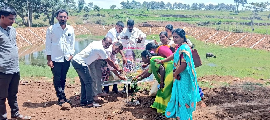 TPMalavalli's tweet photo. ಮಳವಳ್ಳಿ ತಾಲ್ಲೂಕಿನ ಹೆಚ್.ಬಸಾವಪುರ ಗ್ರಾಮ ಪಂಚಾಯತಿ ವ್ಯಾಪ್ತಿಯ ಬಸವನಕಟ್ಟೆ ಅಮೃತ ಸರೋವರ ದಡದ ಮೇಲೆ ಧ್ವಜಾರೋಹಣ ಶಿಲಾಫಲಕ ಅನಾವರಣ ಮತ್ತು ಗ್ರಾಮ ಪಂಚಾಯತಿ ಸಿಬ್ಬಂದಿಗಳು ಮತ್ತು ಸಾರ್ವಜನಿಕರು ಪಂಚ ಪ್ರಾಣ ಶಪಥ ಪ್ರತಿಜ್ಞೆ ವಿಧಿ ಸ್ವೀಕರಿಸಿದರು. ನನ್ನ ಮಣ್ಣು ನನ್ನ ದೇಶ ಮಣ್ಣನ್ನು  ಸಂಗ್ರಹಿಸಿದರು.
@MgnregsK @ZP_Mandya https://t.co/xC055WTvL4