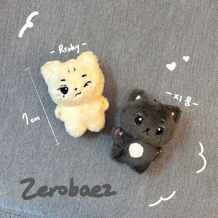 zerobaez2023's tweet photo. 제로베이즈 인형 수요조사🐾🐱

🧾수요조사 기간
～ 8/29 23:59

*모든 문의는 트위터 DM으로 부탁드립니다
 GO please DM (@zerobaez2023)

🔗https://t.co/Z2wl62JrE5

#제로베이스원 #ZEROBASEONE #리키 #김지웅 https://t.co/ihvYlGS4eX