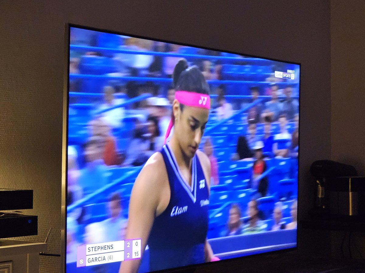 #CarolineGarcia 
Impossible de jouer avec la peur de mal jouer !
Pas de plan de bataille, décousu, son tennis doit ressembler à son dialogue interne.
Il faut l'aider, l'encourager et non la démonter...