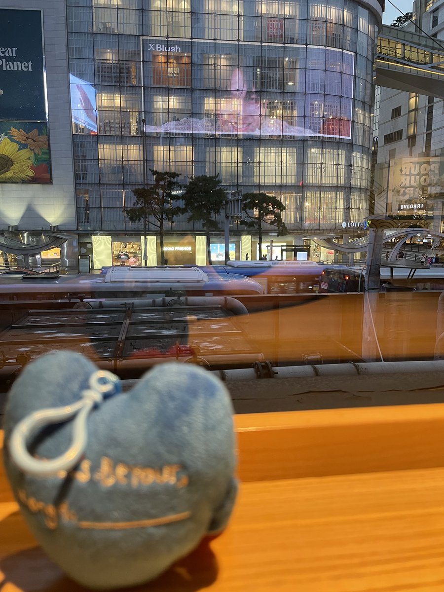 BuildJakapan_PH's tweet photo. Build’s Xblush Magazine LED at Young Plaza! (Night view) 🇰🇷🫶🏼💙

cr. Hhhh08hhhH

#xblushmagazinexbuild
#BuildJakapan #Beyourluve @jakeb4rever 

 https://t.co/NZ4Jj0PdGq