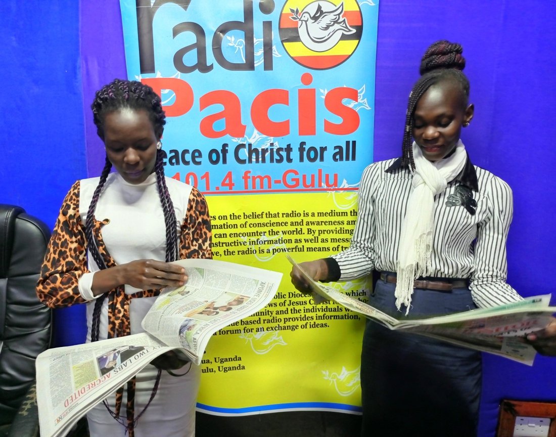 RadioPacisGulu's tweet photo. DAILY PRESS REVIEW |2-3PM.

Information is liberating! 
Tune in to #Felista and #Shasha for the biggest stories in today's Daily monitor and New Vision.
#PeaceOfChristForAll 
@FellyFelly12 @newvisionwire 
@DailyMonitor https://t.co/Cy7Ag1pmpX