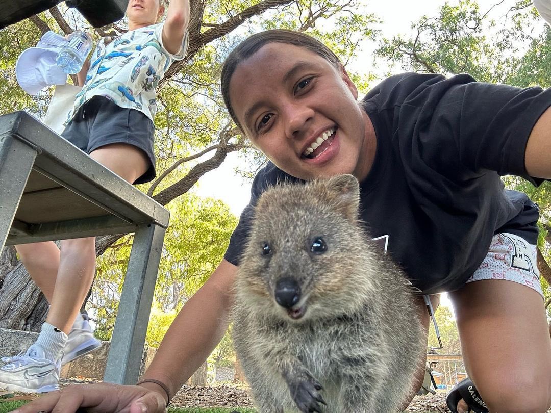 Sam Kerr celebrating a selfie with a quokka #AUS