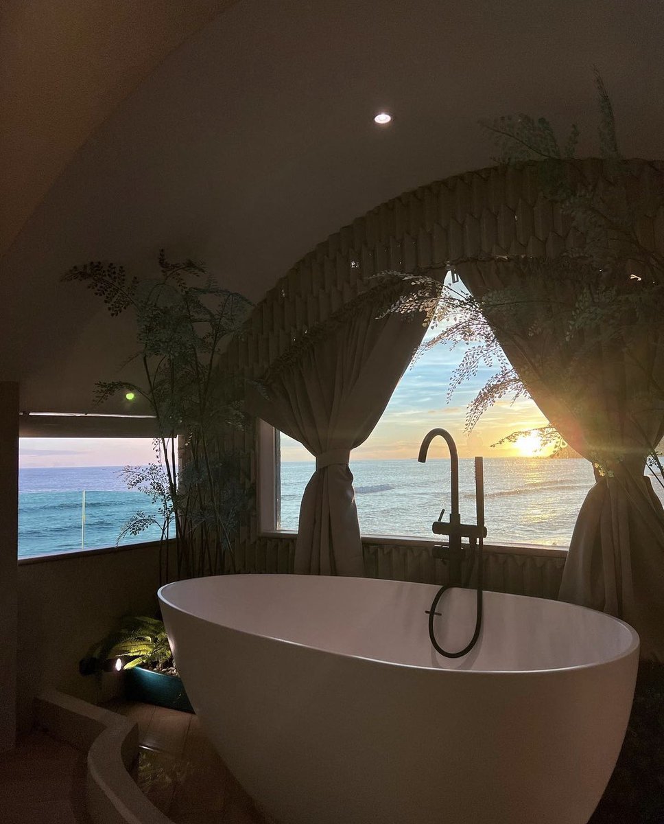 ที่นี่สวยมากกกก ตอนนั้นไปพักห้องแบบมีอ่างในห้อง sea view คือเป็นส่วนตัวมากๆ แล้วพนักงานบริการดี นอกจาก welcome drink ยังมี afternoon tea set ให้ด้วย ประทับใจ 🤍 อันนี้วิวห้อง ขออนุญาติแปะ ดือมากก ตอนกลางคืนมีโชว์ควงไฟให้ดูด้วย