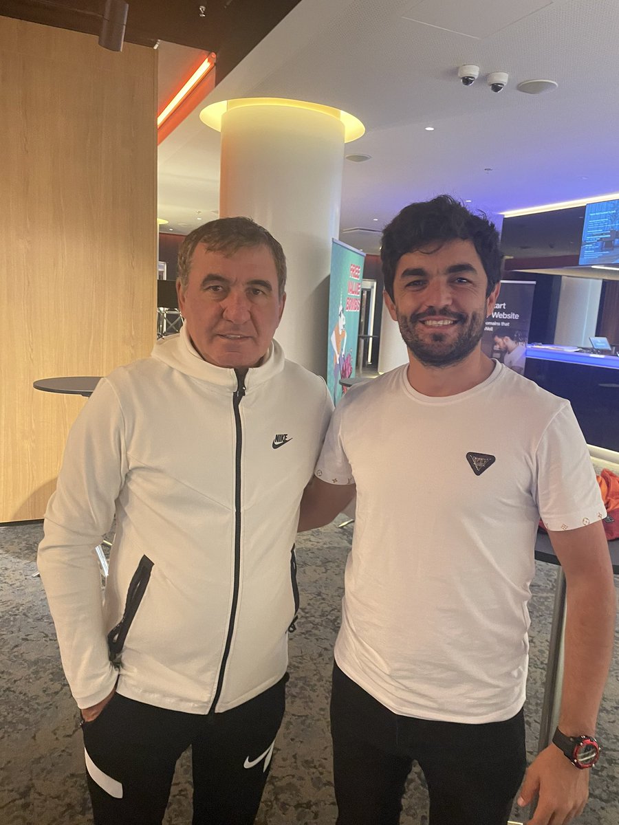 YlmazAHN6's tweet photo. Meeting with #GheorgheHagi in #Talllin before their #FcFlora game.
Such a pleasure to share some football insight with him and promissing for the future meeting. 💫
#Conferanceleague #FarulConstanta #football #Romania #Türkiye #Galatasaray
🇹🇷 Efsane ile buluşma… 👑 https://t.co/CXg6ydbOIc