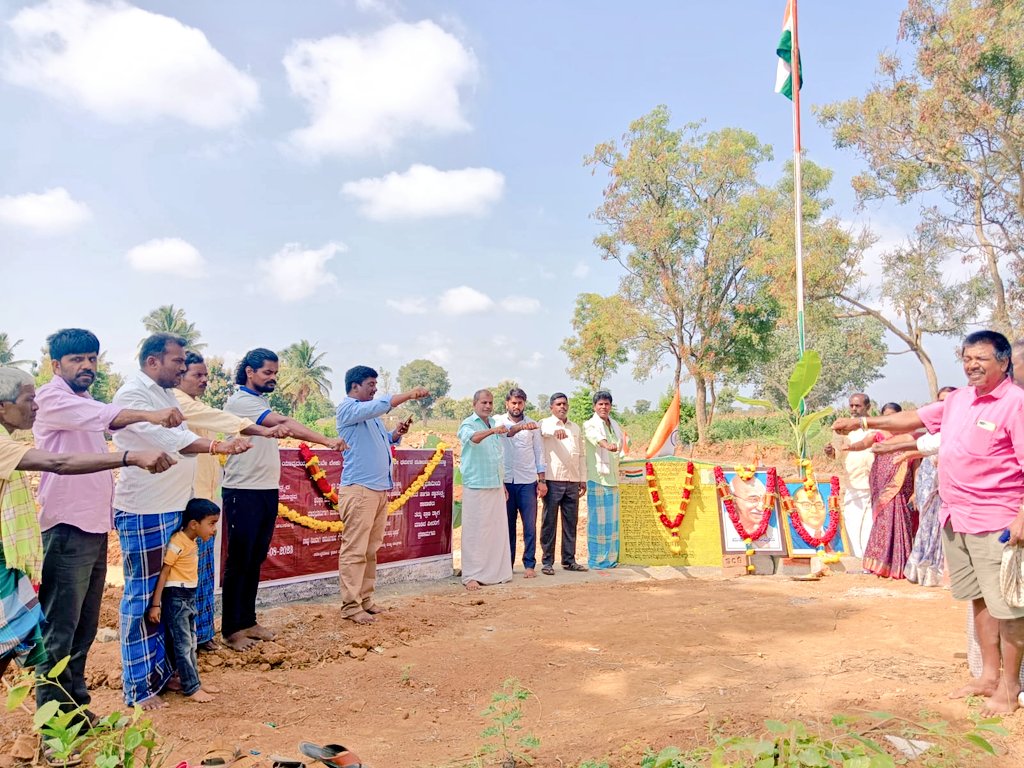 TPMalavalli's tweet photo. ಮಳವಳ್ಳಿ ತಾಲ್ಲೂಕಿನ ನಿಟ್ಟೂರು ಗ್ರಾಮ ಪಂಚಾಯತಿ ವ್ಯಾಪ್ತಿಯ ಹೊಸಕಟ್ಟೆ ಅಮೃತ ಸರೋವರ ದಡದ ಮೇಲೆ ಧ್ವಜಾರೋಹಣ ಶಿಲಾಫಲಕ ಅನಾವರಣ ಮತ್ತು ಗ್ರಾಮ ಪಂಚಾಯತಿ ಸಿಬ್ಬಂದಿಗಳು ಮತ್ತು ಸಾರ್ವಜನಿಕರು ಪಂಚ ಪ್ರಾಣ ಶಪಥ ಪ್ರತಿಜ್ಞೆ ವಿಧಿ ಸ್ವೀಕರಿಸಿದರು. ನನ್ನ ಮಣ್ಣು ನನ್ನ ದೇಶ ಮಣ್ಣನ್ನು  ಸಂಗ್ರಹಿಸಿದರು.
@MgnregsK @ZP_Mandya https://t.co/xo2JlOOhzB