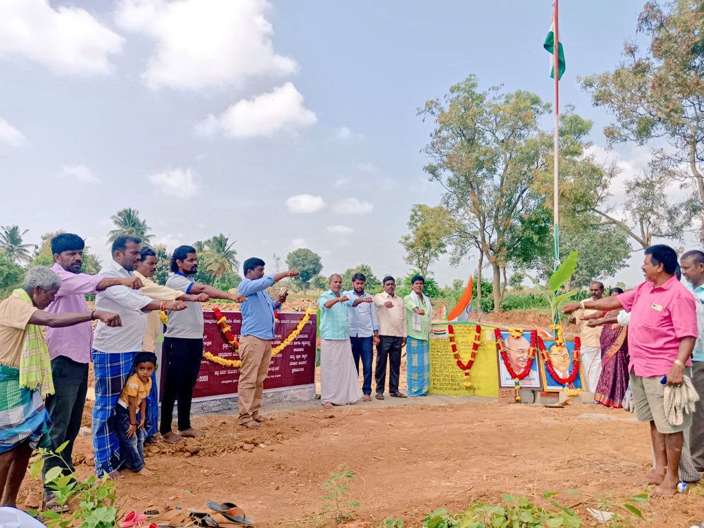 TPMalavalli's tweet photo. ಮಳವಳ್ಳಿ ತಾಲ್ಲೂಕಿನ ನಿಟ್ಟೂರು ಗ್ರಾಮ ಪಂಚಾಯತಿ ವ್ಯಾಪ್ತಿಯ ಹೊಸಕಟ್ಟೆ ಅಮೃತ ಸರೋವರ ದಡದ ಮೇಲೆ ಧ್ವಜಾರೋಹಣ ಶಿಲಾಫಲಕ ಅನಾವರಣ ಮತ್ತು ಗ್ರಾಮ ಪಂಚಾಯತಿ ಸಿಬ್ಬಂದಿಗಳು ಮತ್ತು ಸಾರ್ವಜನಿಕರು ಪಂಚ ಪ್ರಾಣ ಶಪಥ ಪ್ರತಿಜ್ಞೆ ವಿಧಿ ಸ್ವೀಕರಿಸಿದರು. ನನ್ನ ಮಣ್ಣು ನನ್ನ ದೇಶ ಮಣ್ಣನ್ನು  ಸಂಗ್ರಹಿಸಿದರು.
@MgnregsK @ZP_Mandya https://t.co/xo2JlOOhzB