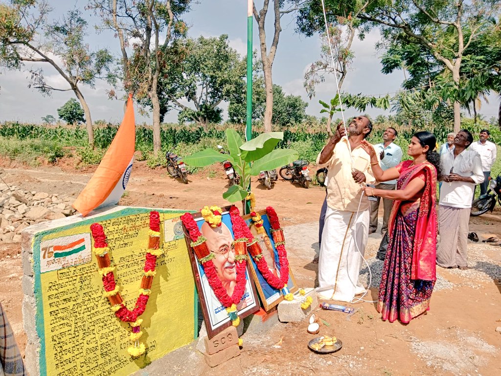 TPMalavalli's tweet photo. ಮಳವಳ್ಳಿ ತಾಲ್ಲೂಕಿನ ನಿಟ್ಟೂರು ಗ್ರಾಮ ಪಂಚಾಯತಿ ವ್ಯಾಪ್ತಿಯ ಹೊಸಕಟ್ಟೆ ಅಮೃತ ಸರೋವರ ದಡದ ಮೇಲೆ ಧ್ವಜಾರೋಹಣ ಶಿಲಾಫಲಕ ಅನಾವರಣ ಮತ್ತು ಗ್ರಾಮ ಪಂಚಾಯತಿ ಸಿಬ್ಬಂದಿಗಳು ಮತ್ತು ಸಾರ್ವಜನಿಕರು ಪಂಚ ಪ್ರಾಣ ಶಪಥ ಪ್ರತಿಜ್ಞೆ ವಿಧಿ ಸ್ವೀಕರಿಸಿದರು. ನನ್ನ ಮಣ್ಣು ನನ್ನ ದೇಶ ಮಣ್ಣನ್ನು  ಸಂಗ್ರಹಿಸಿದರು.
@MgnregsK @ZP_Mandya https://t.co/xo2JlOOhzB