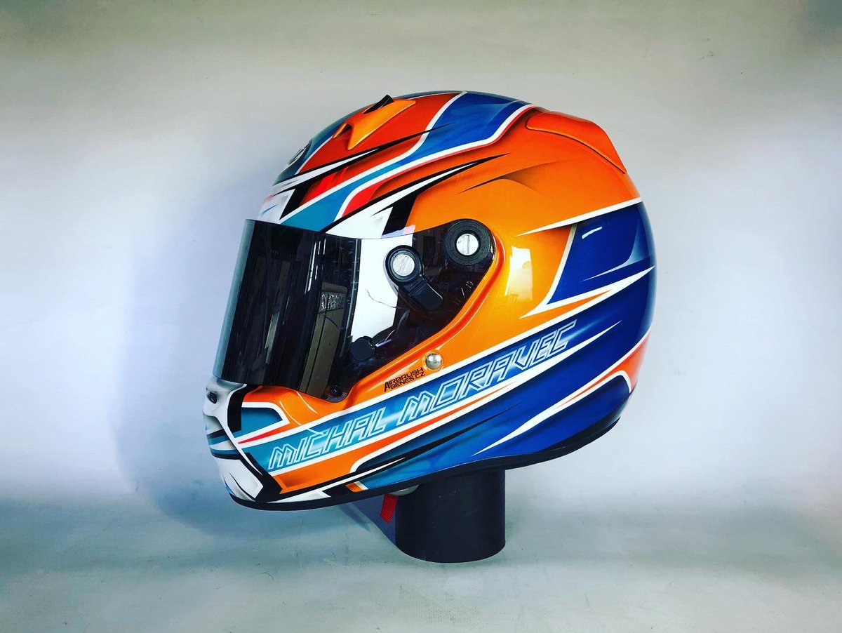 Airbrushbenes's tweet photo. Zákazník a jeho přání bylo, aby helma byla oranžovo modrá, nic složitého a bezejmenné…
Návrh designu nechal na mě…Uf;)
Tak to mám nejraději, to je moje parketa🙌  
Při navrhování to bylo jasné, že ze dvou barev, žádný velky závoďák nevzejde.  
Začal dělat po svém. 
Výsledek? https://t.co/FJ9ZmhOhXl