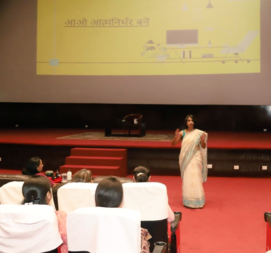 suryacommand's tweet photo. #IndianArmy 
As part of the ongoing '#AWWA Lifestyle Festival', Ms Meena Vaidyanathan @niiticonsulting shared incisive and valuable tips on promoting entrepreneurship amongst spouses of all ranks of #SuryaCommand. Regional President AWWA, felicitated the speaker.
@OfficialAwwa https://t.co/wvijZ7ifbj