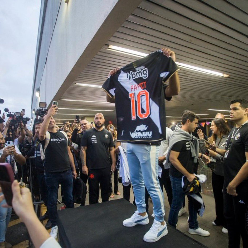Momo2Rio's tweet photo. Incroyable accueil à l’aéroport pour l’arrivée du nouveau 10 de @VascodaGama ….@dimpayet17 👍😉❤️ #AeroPayet #VascoDaGama #payet #momo2rio #PayetNoVasco https://t.co/lf4cl9imqy