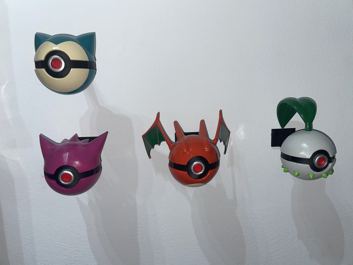 Las 4 pokeballs que llevo hechas en directo en twich: Minijou3D , elegimos el pokemon de la pokeball en directo, síganme para elegir la siguiente juntos 😊