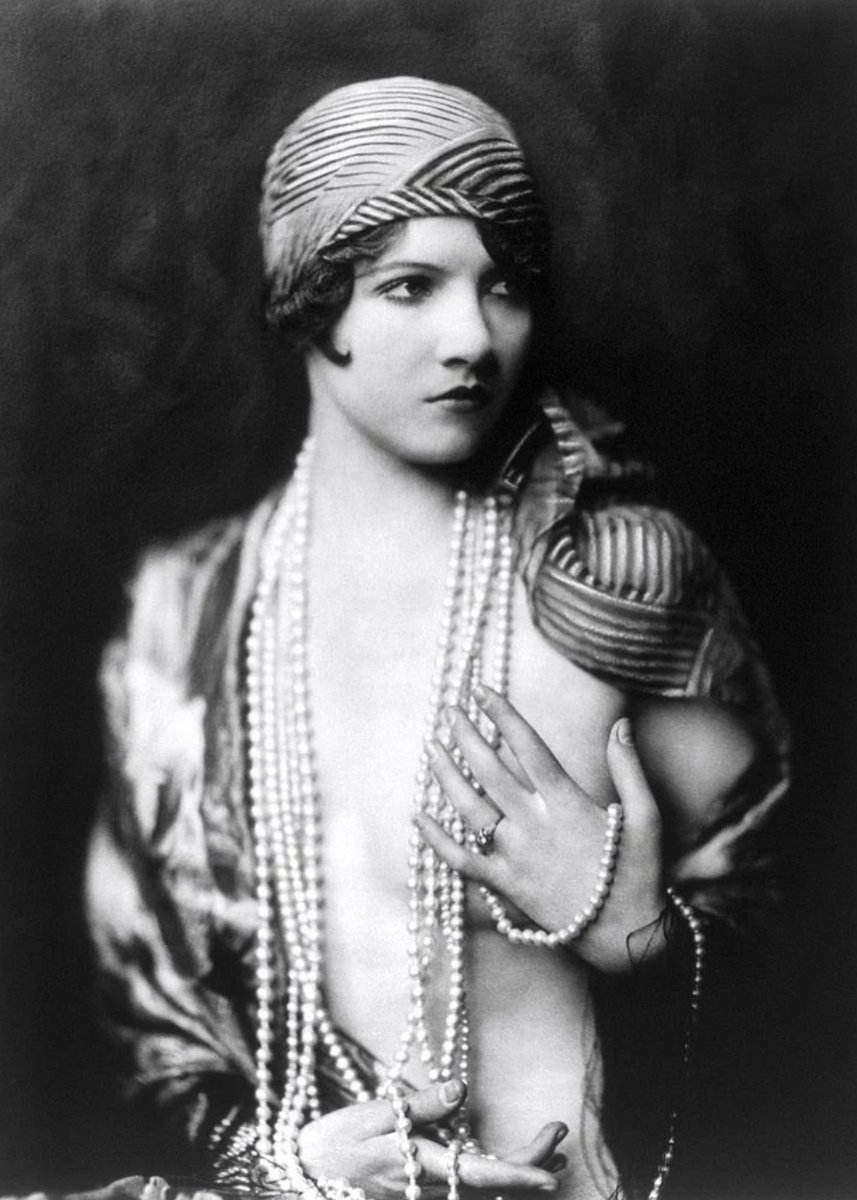 avad3s0rdre's tweet photo. #scrivoarte #scritturebrevi #silentmovie #oldhollywood
#AccaddeOggi nel 1978 muore 85enne l'attrice americana #JeanAcker più nota per esser stata la prima moglie di Rodolfo Valentino lasciandolo la sera stessa delle nozze senza consumare il matrimonio https://t.co/x5Wpf46s3a