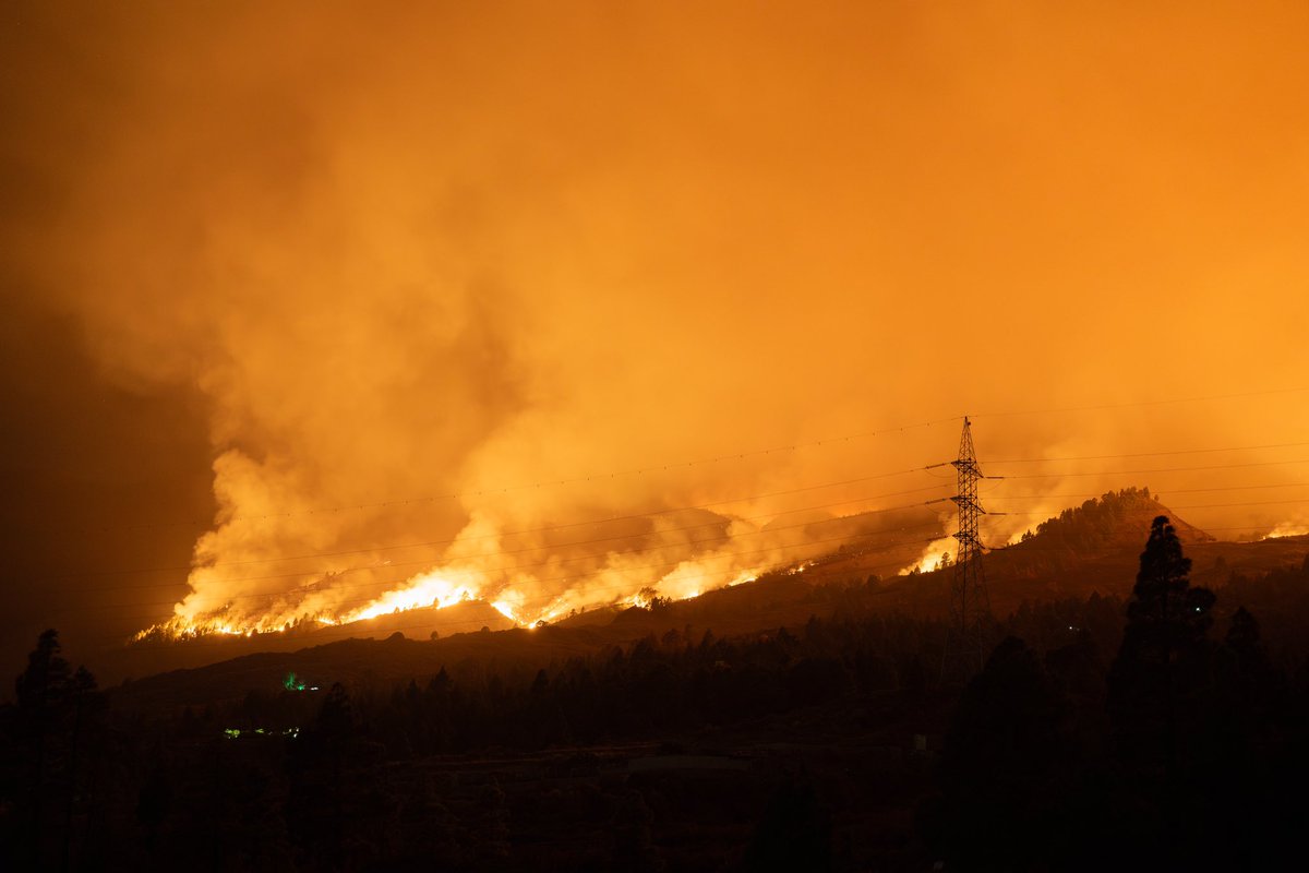 Imágenes de anoche del #IFArafoCandelaria 

Mucho ánimo a las fuerzas aéreas y terrestres que combaten contra el incendio.