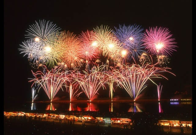 TwitFukuoka's tweet photo. 約15,000発の打ち上げ花火が70分間打ち上がる！河川敷には約350もの露店！4年ぶり西日本最大級の打ち上げ数が復活！「第364回 筑後川花火大会」開催 - 遠方の人はYouTubeのライブからどうぞ → https://t.co/2AZfOUZp8c https://t.co/82MgwDoiZs
