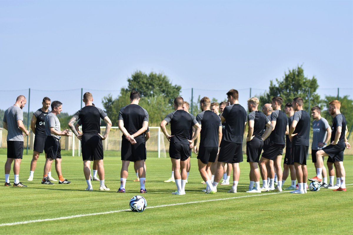 Kilka ujęć z dzisiejszego treningu 📸 Mecz z Puszczą coraz bliżej 🔜

👉 zaglebie.com/Aktualnosci/Pi…
