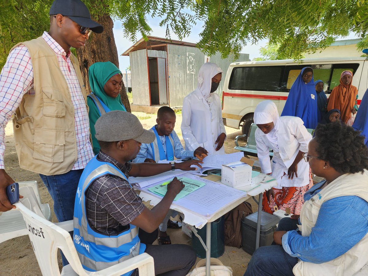 With the immunisation team at the Muna IDP camp, which has close to 50,000 displaced persons in Maiduguri. The team vaccinates over 40 children a day. Great job, guys👌🏾
<a href="/UNICEF_Nigeria/">UNICEF Nigeria</a>