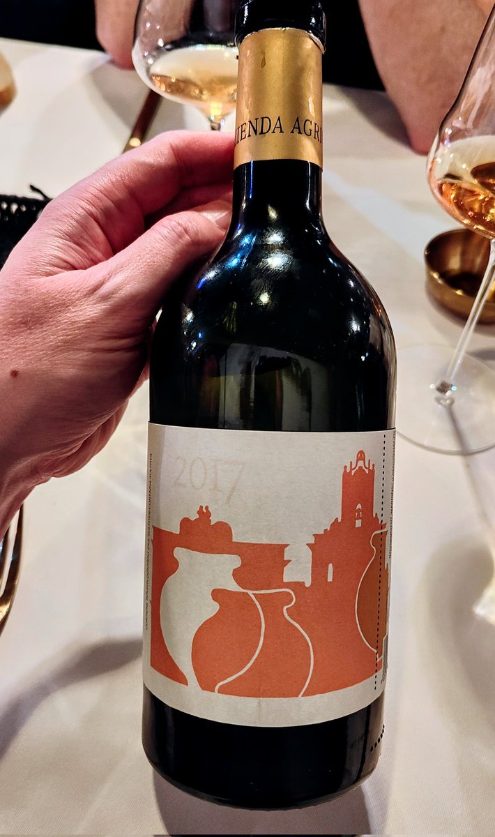 DexteryOlivia's tweet photo. VINAZOS los que se tiene la posibilidad de beber en #LaPiperna ...
Recomiendo hablar con Victoria para indicar gustos y presupuesto
Hay desde joyas de la relación calidad/precio como el Malidea (44€), COS (50€) o Jeudi (50€)... hasta botellones como el Nervi Conterno (95€) https://t.co/O0rGbHqllW