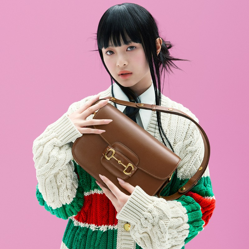 gucci_jp's tweet photo. ハリー・ベイリー、ハニ、ジュリア・ガーナ―が、それぞれに〔グッチ ホースビット 1955〕ハンドバッグを携えて登場。乗馬の世界にインスピレーションを得てデザインされたハードウェアがフロントを飾る〔グッチ ホースビット 1955〕は、グッチのシグネチャーバッグのひとつです。