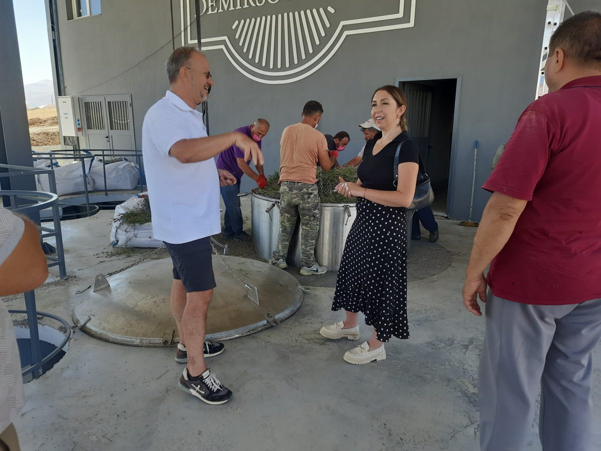 antalyailtarim's tweet photo. #Korkuteli teknik personelimiz ve İlçe Müdürümüz #lavanta hasadına katılarak yağı çıkarma aşamaları hakkında bilgi alışverişinde bulundu. #Aksu'da  Akdeniz Meyve Sineği hakkında üreticilerimizi bilgilendirdi. 
#GelecekTarımda

@gokhankaraca_
@ibrahimyumakli
@AntalyaValilik https://t.co/KtufgapsyG