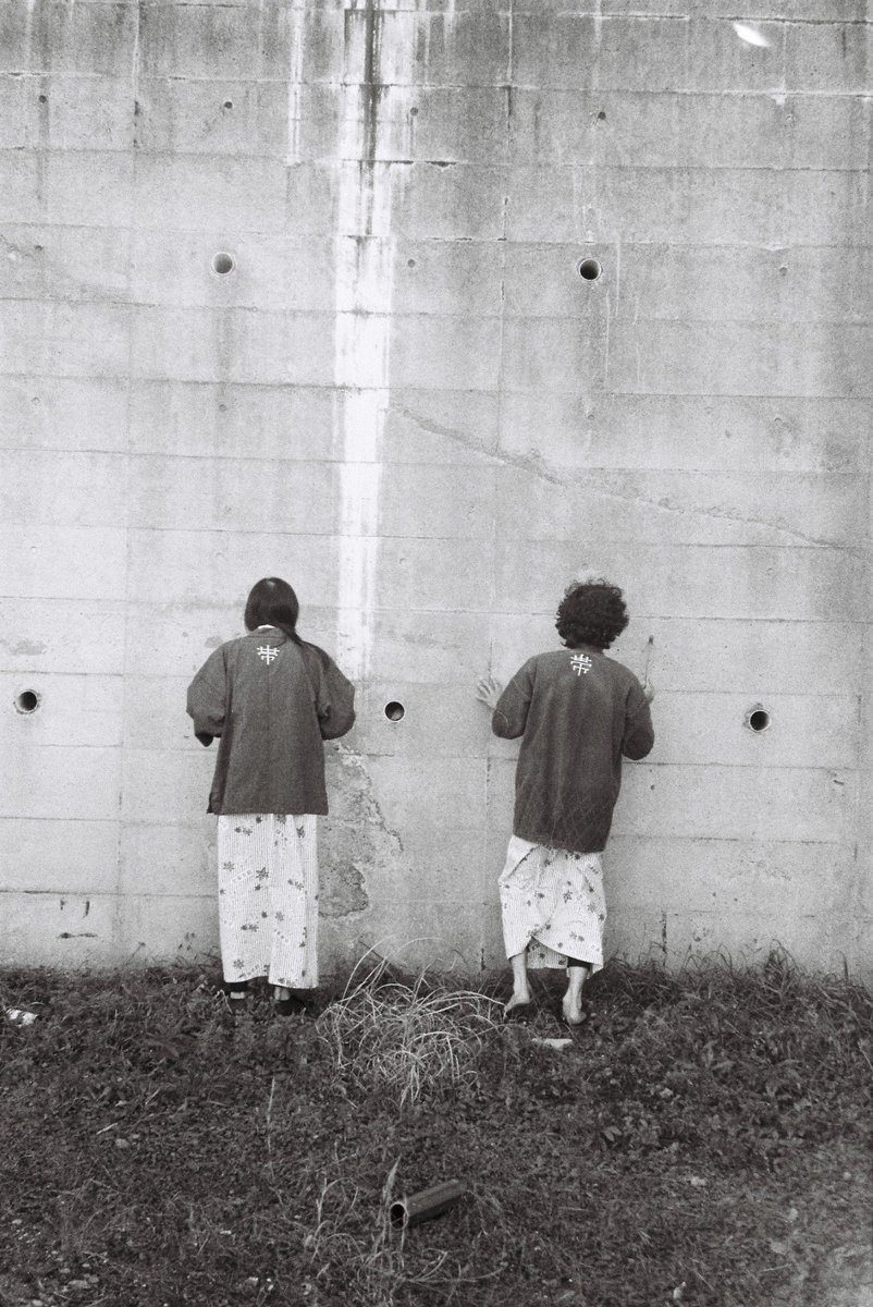 『弊池塘地図』には、石川開 <a href="/N_E_P_O/">石川 開 ishikawa haruki</a> によって撮影された、帯化二人が冬の街を闊歩する様子も収録されている。

taikafasciation.bandcamp.com/album/out-trac…