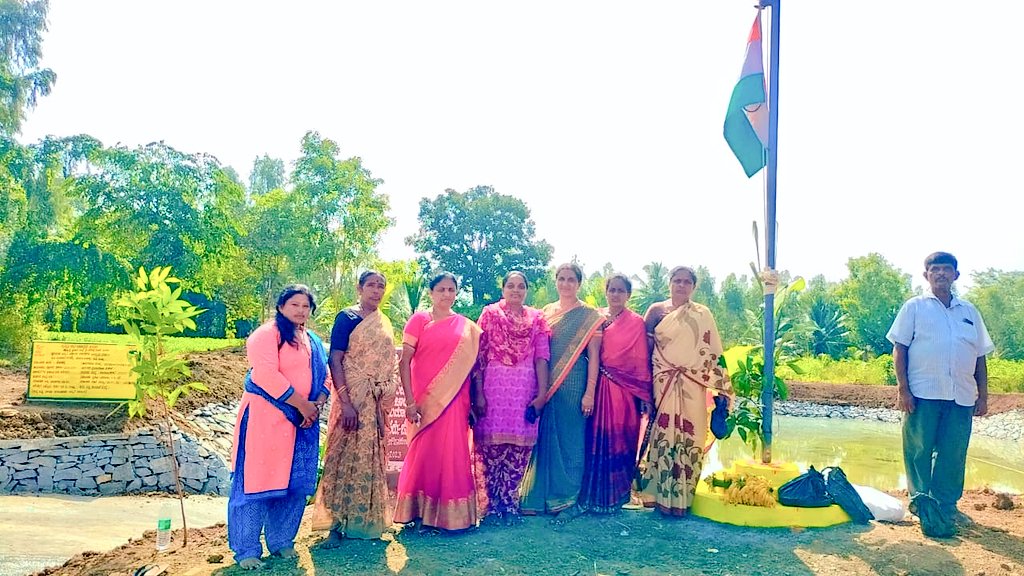 TPMalavalli's tweet photo. ಮಳವಳ್ಳಿ ತಾಲ್ಲೂಕಿನ ನೆಲಮಾಕನಹಳ್ಳಿ ಗ್ರಾಮ ಪಂಚಾಯತಿ ವ್ಯಾಪ್ತಿಯ ಜೋಕಟ್ಟೆ ಅಮೃತ ಸರೋವರ ದಡದ ಮೇಲೆ ಧ್ವಜಾರೋಹಣ ಶಿಲಾಫಲಕ ಅನಾವರಣ ಮತ್ತು ಗ್ರಾಮ ಪಂಚಾಯತಿ ಸಿಬ್ಬಂದಿಗಳು ಮತ್ತು ಸಾರ್ವಜನಿಕರು ಪಂಚ ಪ್ರಾಣ ಶಪಥ ಪ್ರತಿಜ್ಞೆ ವಿಧಿ ಸ್ವೀಕರಿಸಿದರು. ನನ್ನ ಮಣ್ಣು ನನ್ನ ದೇಶ ಮಣ್ಣನ್ನು  ಸಂಗ್ರಹಿಸಿದರು.
@MgnregsK @ZP_Mandya https://t.co/A3z6QEm2eB
