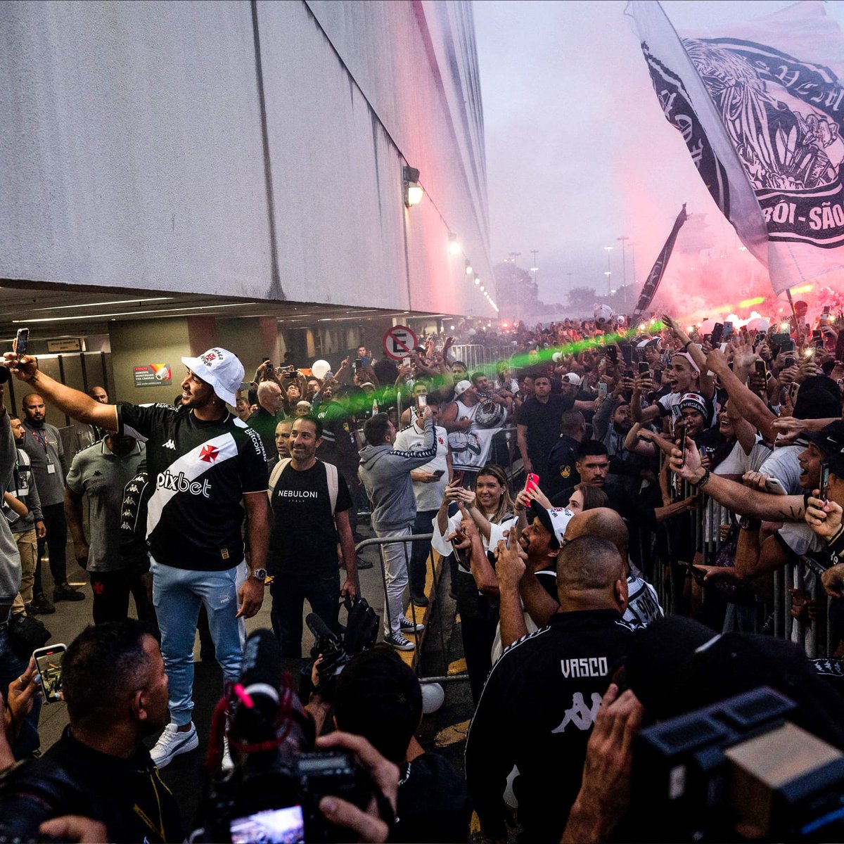 200 Pessoas expectativa do <a href="/geglobo/">ge</a> para receber <a href="/dimpayet17/">Dimitri Payet</a>  realidade é que torcida do <a href="/VascodaGama/">Vasco da Gama</a> não tem igual.