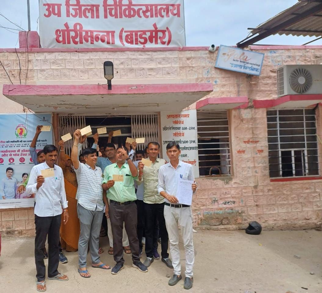 ARJUNRHANSALIYA's tweet photo. राजस्थान नर्सेज संघर्ष समिति द्वारा पूरे प्रदेश स्तर में काली पट्टी बांधकर,महात्मा गांधी  की तस्वीर पर पुष्प अर्पित कर, मुख्यमंत्री के नाम पोस्टकार्ड लिखकर अपने कार्य स्थल पर मरीजों को सेवा करते हुए राज्य सरकार से नर्सेज की 11 सूत्री मांगों को पूरा करने हेतु आग्रह किया।
@RajCMO https://t.co/IBQdqY4HJx