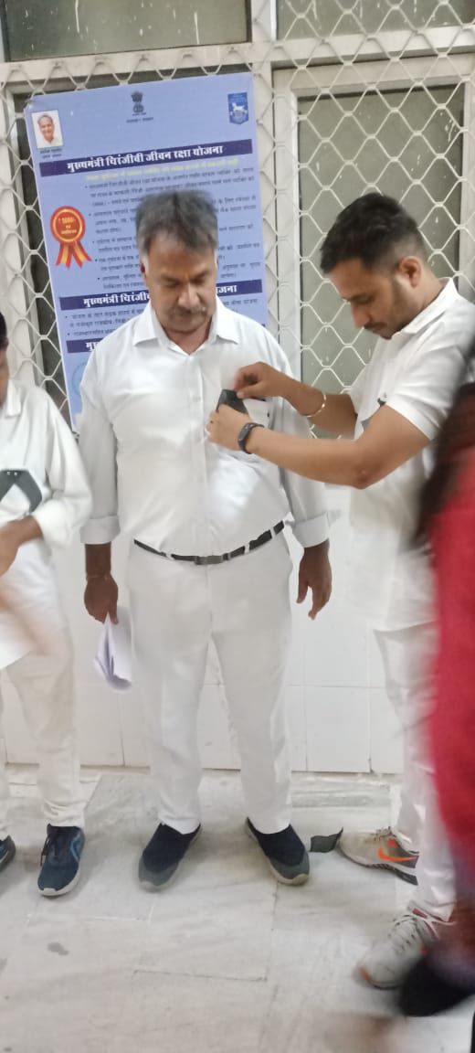 ARJUNRHANSALIYA's tweet photo. राजस्थान नर्सेज संघर्ष समिति द्वारा पूरे प्रदेश स्तर में काली पट्टी बांधकर,महात्मा गांधी  की तस्वीर पर पुष्प अर्पित कर, मुख्यमंत्री के नाम पोस्टकार्ड लिखकर अपने कार्य स्थल पर मरीजों को सेवा करते हुए राज्य सरकार से नर्सेज की 11 सूत्री मांगों को पूरा करने हेतु आग्रह किया।
@RajCMO https://t.co/IBQdqY4HJx