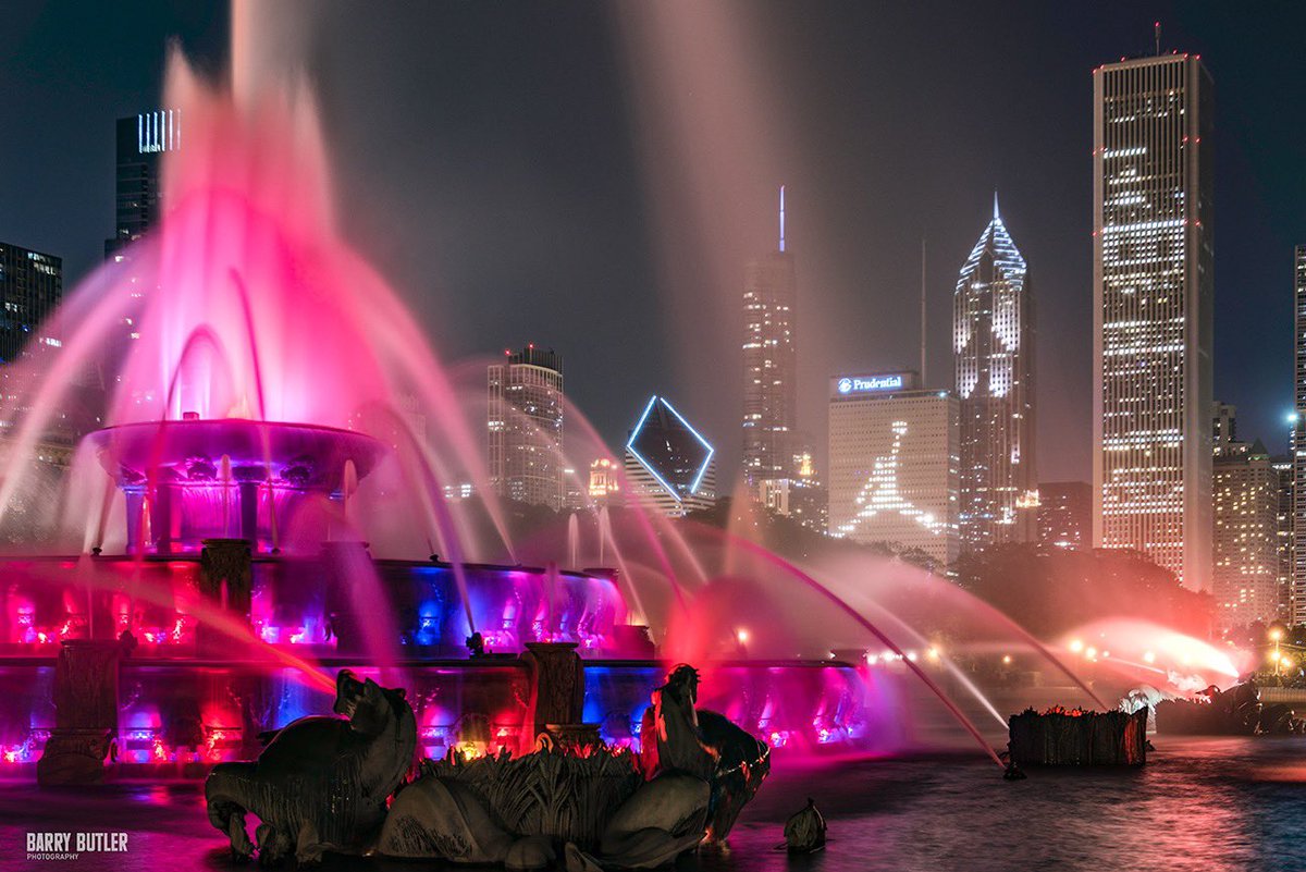 Today on Wayback Wednesday.  On this day in 2016, the Nike Air Jordan logo of Michael Jordan appears on Chicago's Prudential Building for a couple of hours.  #chicago #chicagobulls #nba