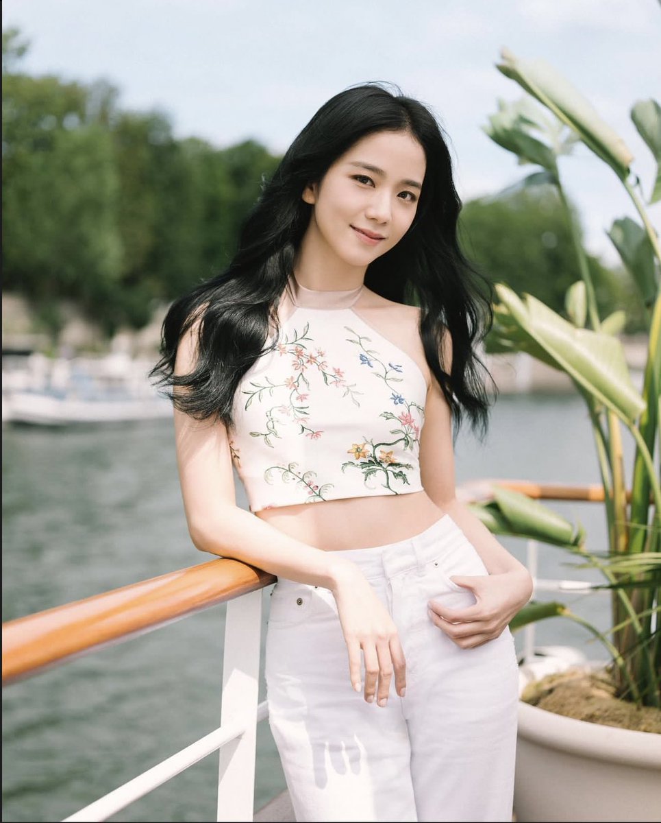 drinksooyaaa's tweet photo. Finallyyy!!! She looks so stunning 😫 https://t.co/rAQWzXAj5W