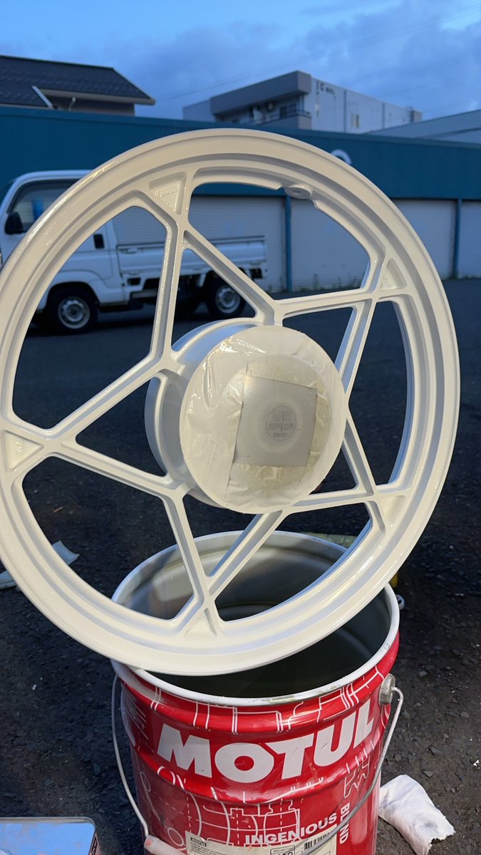 d625t's tweet photo. gsの整備
ホイールカラー無し
ホイール🙅‍♀️
タワーも削れて🙅
チェーンもスプロケも交換
タイヤも交換
アクスルシャフトも曲がり痩せ。
ポイントも同調も合わせたんご
まだいくらかかるのであろうか🤷‍♂️ https://t.co/kCo1bOV1eg