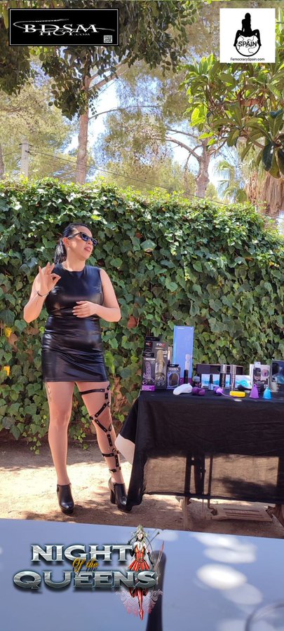 BdsmHoyMagazine's tweet photo. 👠#VAMOSDETACONEO📷  por #Andalucía con
@TSAGranada
Esta empresa empezó de la mano de María del Mar con una maletita llena de productos novedosos y se puso a vender a su familia, amigos, compañeros… haciendo eso que llamaban Tupper Sex. #BDSMHOY https://t.co/rDWpF8zxPI https://t.co/cLyj8j8Aly