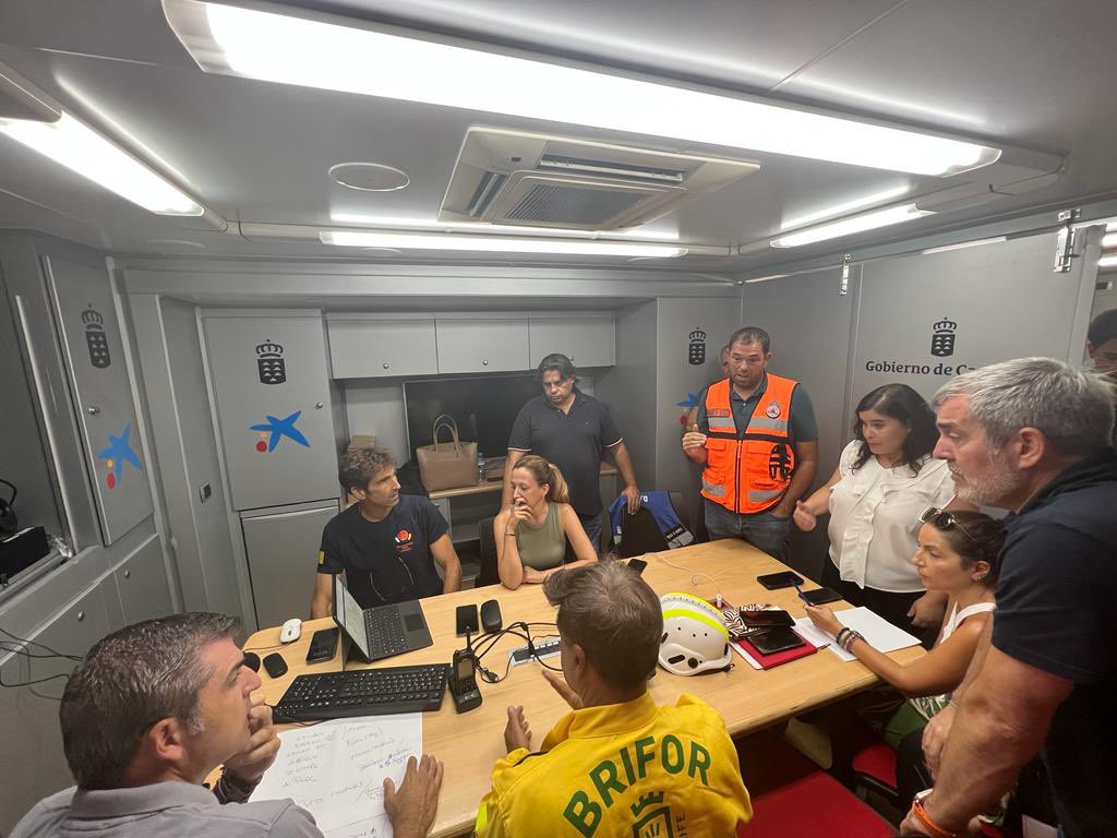 FClavijoBatlle's tweet photo. 🔥 #IFArafoCandelaria 

🔴 Con la máxima precaución, seguimos desde el centro de control la evolución del incendio en #TENERIFE.

💪🏼Plena confianza en los efectivos que trabajan incansables contra el fuego 🚁👩‍🚒.

📍 Ya hemos solicitado refuerzos aéreos el Estado que esperamos que se unan pronto a las labores de extinción.