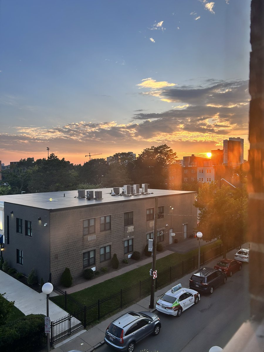 kingofglory28's tweet photo. The view from my outside window #photographer #sunset #sunset_pics #sunsetphotography #photooftheday #photoeveryday #bostonphotographer #bostonsunset #bostonpictures https://t.co/ucMMolAnZG