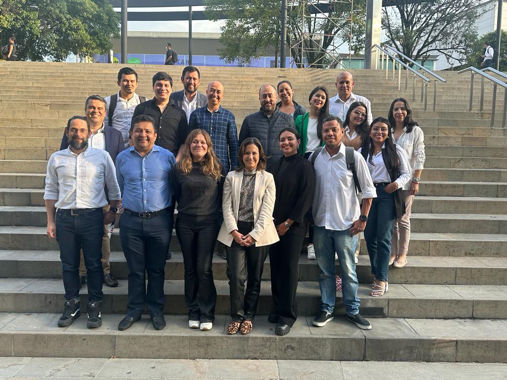 Muchas gracias a los directivos de @teleantioquia quienes me recibieron en su sede principal de la ciudad de Medellín. Gracias por el intercambio de conocimiento frente al posicionamiento del canal.
A Luis Felipe Hincapie @pipehincapie el gerente y todo su equipo