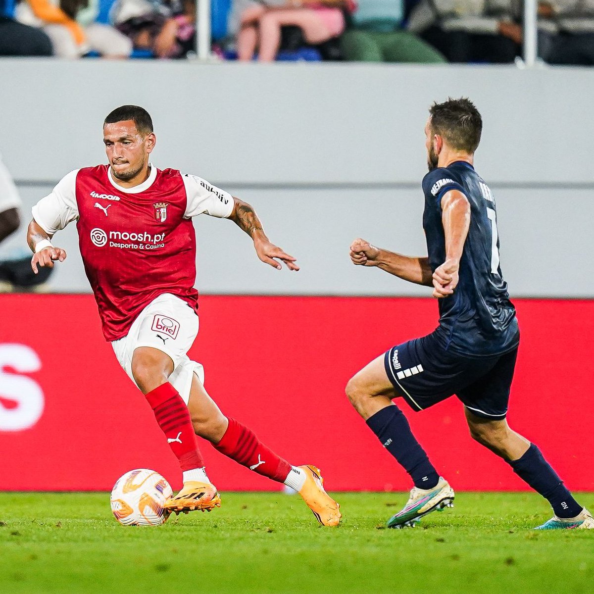 Muito feliz por vestir esta camisola pela primeira vez 🤩 Parabéns à equipa pelo importante apuramento e obrigado aos adeptos que viajaram até à Servia para nos apoiar 🙌🏽 Venha o play-off!
#SCBraga #PorMais #UCL