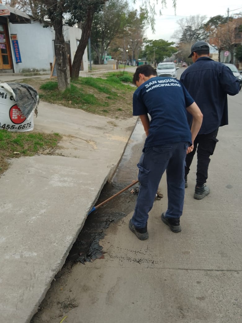 ocho_zona's tweet photo. Arrancamos el Miercoles con la limpieza de las bocas de tormentas sobre la Calle Defensa 
@jaimemendezh Intendente 
@delatorrej @Hncalvente @hugoreverdito @dlTorrePablo @SabiiiLop @NigroFrancisco @majotedeschi @miguelnietosm @juanesper @Piojomendez https://t.co/poM6BMIGQ4