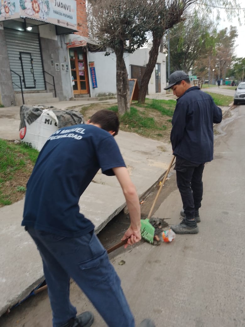 ocho_zona's tweet photo. Arrancamos el Miercoles con la limpieza de las bocas de tormentas sobre la Calle Defensa 
@jaimemendezh Intendente 
@delatorrej @Hncalvente @hugoreverdito @dlTorrePablo @SabiiiLop @NigroFrancisco @majotedeschi @miguelnietosm @juanesper @Piojomendez https://t.co/poM6BMIGQ4