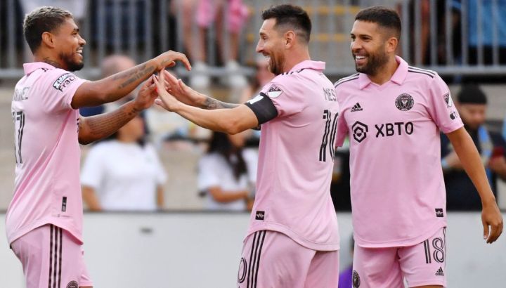 BDATuc's tweet photo. Con un tanto de Lionel Messi, Inter Miami goleó 4-1 a Philadelphia Union y
jugará la final de la Leagues Cup
Las Garzas hicieron gala de su efectividad en el Subaru Park y se impusieron gracias a los goles de Josef Martínez, Messi, Jordi Alba y David Ruiz.
#BDATuc https://t.co/W2twlIEcny