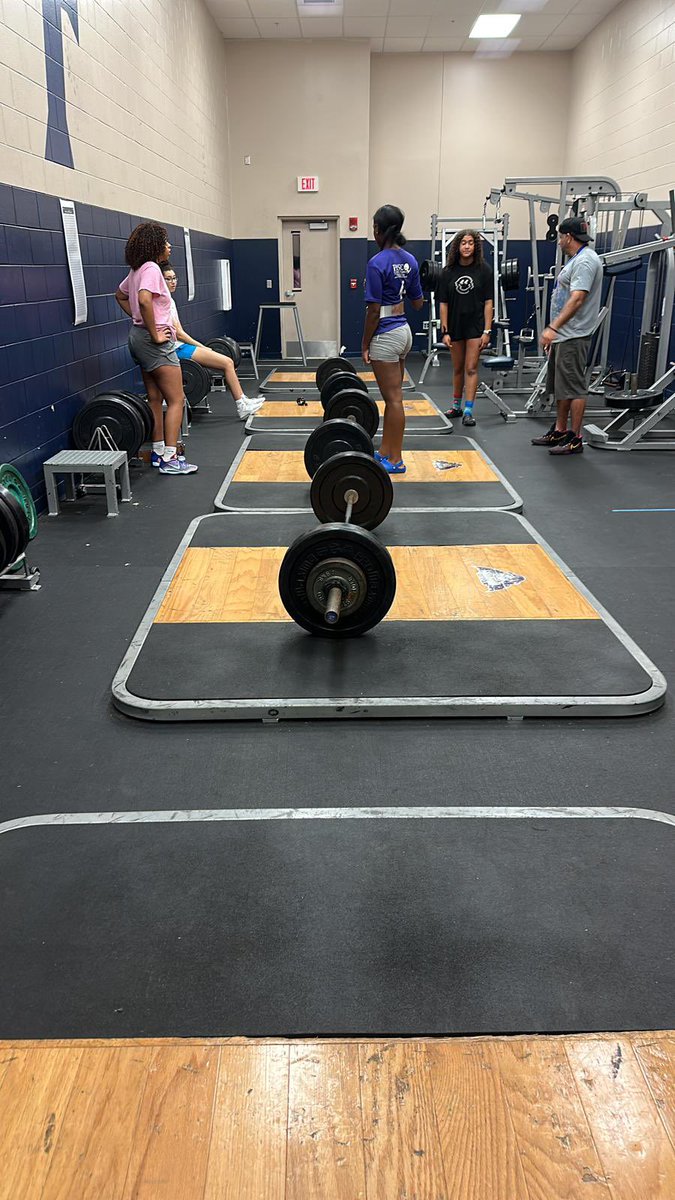 The Lady Falcons “Breakfast Club” 

6a we moving weights!!