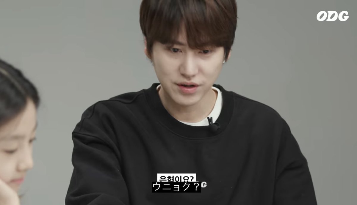 sj_subtitles's tweet photo. アイドルみたいでしょ？

この人が一番アイドルみたいです

ウニョク？

この人のことは
気にしないでください

 #SUPERJUNIOR #ウニョク #キュヒョン https://t.co/opOAcjQhWo